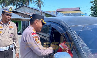 Polres-Sabu-Raijua-Bagikan-Souvenir-Gantungan-Kunci-kepada-Pengemudi-yang-Tertib-Berlalu-Lintas
