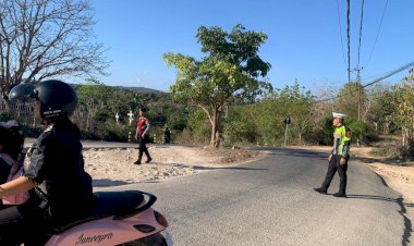 Sat-Samapta-Polres-Sabu-Raijua-Laksanakan-Pengaturan-Strong-Point-di-Wilayah-Mebba-untuk-Meningkatkan-Keselamatan-dan-Ketertiban