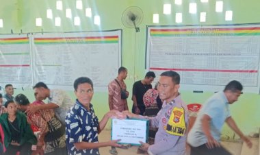 Bhabinkamtibmas-Laksanakan-Monitoring-Penyaluran-BLT-DD-di-Desa-Wadumaddi