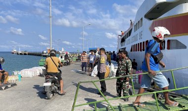 Anggota-KP3-Laut-Polres-Sabu-Raijua-Laksanakan-PAM-di-Pelabuhan-Seba