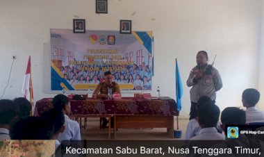Anggota-Polres-Sabu-Raijua-Laksanakan-Kegiatan-Sosialisasi-Kepada-Pelajar-SMAN-2-Sabu-Barat