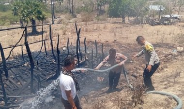 Anggota-Polsek-Hawu-Mehara-Polres-sabu-Raijua-Membantu-Memadamkan-Api-Yang-Merambat-ke-Pemukiman-Warga