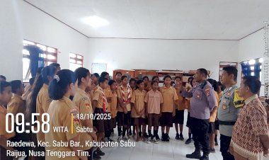POLSEK-SABU-BARAT-LATIH-SISWA-SMP-NEGERI-8-SABU-BARAT-DISIPLIN-MELALUI-GLADI-UPACARA-DAN-PELATIHAN-BARIS-BERBARIS