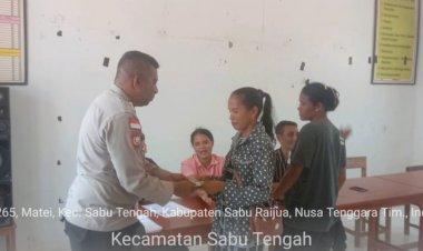 Bhabinkamtibmas-Polsek-Sabu-Timur-Hadiri-Kegiatan-Pembagian-Bantuan-PKH-dan-Bansos