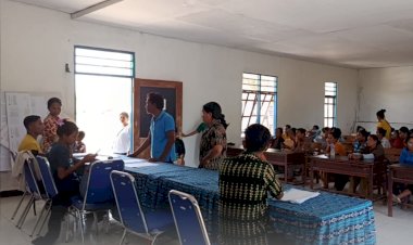 Bhabinkamtibmas-Polsek-Sabu-Timur-Lakukan-Monitoring-Pembagian-Bansos-dan-PKH