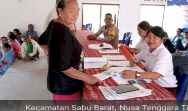 Bhabinkamtibmas-Polsek-Sabu-Barat-Monitoring-Pembagian-Bantuan-Sosial-dan-PKH