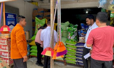 Satgas-Pengendalian-Harga-Beras-Kabupaten-Sabu-melakukan-pengecekan-harga-beras-di-Distributor,-Toko-Besar-(Retail-modern),-kios-kios-(Retail-Tradisional)-diseputaran-Pasar-Nataga--di-wilayah-Kabupaten-Sabu-Raijua