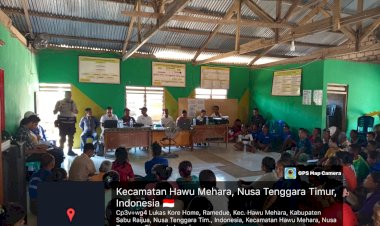 Unit-Binmas-Polsek-Hawu-Mehara-melakukan-kegiatan-sosialisasi-kepada-masyarakat-di-Aula-Kantor-Desa-Ramedue,-Kec.-Hawu-Mehara-Kabupaten-Sabu-Raijua.