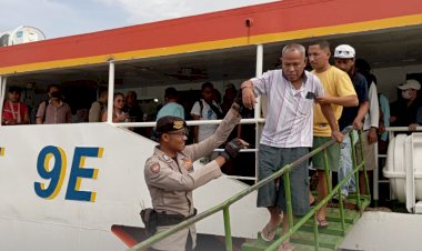 Pengamanan-kedatangan-dan-keberangkatan-kapal-penumpang-Cantika-lestari-9E-di-pelabuhan-laut-Seba-Sabu-Raijua.