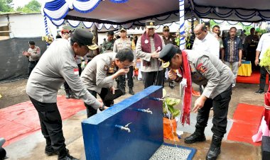 Wakapolri-Bersama-Perwakilan-Akpol-’90-Dhira-Brata-Resmikan-Sumur-Bor-dan-Serahkan-Bantuan-untuk-2.983-Warga-Pengungsi-Lewotobi-di-Huntara-II-Konga