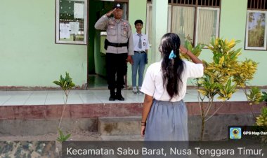 Polsek-Sabu-Barat-Laksanakan-Upacara-Bendera-di-SMTK-Sabu-Raijua