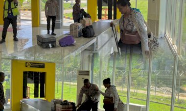 Anggota-Polrses-Sabu-Raijua-Laksanakan-Pengamanan-Penerbangan-di-Bandara-Tardamu-Sabu-Berjalan-Lancar