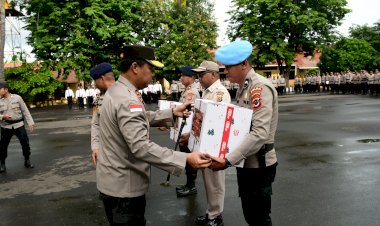 Penghargaan-dan-Apresiasi-atas-Dedikasi-Luar-Biasa,-Tim-Sus-Pengungkapan-Kasus-Sebastian-Bokol-Terima-Penghargaan-Kapolda-NTT
