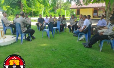 Kapolsek-Sabu-Barat-AKP-Muhamad-Nawawi.SH-melaksanakan-Anev-sekaligus-pertemuan-rutin-bersama-anggota-dihalaman-Polsek-Sabu-Barat