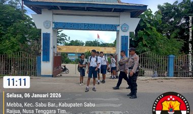 Personel-Polsek-Sabu-Barat-melaksanakan-kegiatan-pengaturan-lalu-lintas-di-depan-SDN-1-Sabu-Barat-dan-SMPN-2-sabu-barat