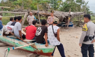 Kapolsek-Sabu-Barat-Berikan-Himbauan-Kamtibmas-kepada-Nelayan-Pantai-Napae-Raemenyiu