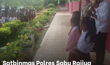 Satbinmas-Polres-Sabu-Raijua-melaksanakan-kegiatan-sambang-di-SD-Inpres-Eimau-di-Desa-Eimau,-Kec.-Sabu-Tengah,-Kab.-Sabu-Raijua.