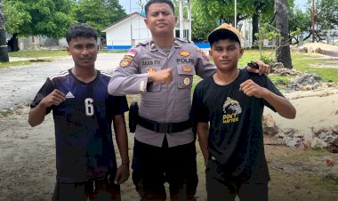 Aksi-cepat-Personil-Polspol-Raijua-Bripda-Julius-Itu-dalam-mencegah-terjadi-tinju-bebas-jalanan-dikecamatan-Raijua