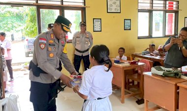 Kapolda-NTT-Tekankan-Kepedulian-Pendidikan,-Kapolres-Sabu-Raijua-Salurkan-Bantuan-bagi-Siswa-SD-Advent-Nada-Menia