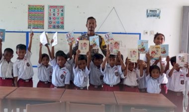 Bhabinkamtibmas-Laksanakan-Giat-Polisi-Peduli-Pendidikan-di-SD-Negeri-Lobolauw