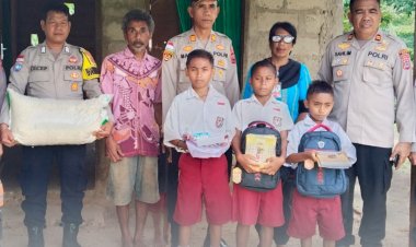 Kapolsek-Sabu-Barat-Serahkan-Bantuan-kepada-Warga-Kurang-Mampu-di-Desa-Raedewa