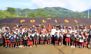 Wakapolda-NTT-Kunjungi-SMPN-48-Sa-Ate-Gaikiu,-Salurkan-Bantuan-bagi-Sekolah-Terdampak-Bencana