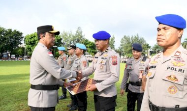 Apresiasi-Tinggi-Pimpinan:-Wakapolda-Serahkan-Penghargaan-Kapolda-NTT-kepada-32-Personel-yang-Ukir-Prestasi-dan-Dedikasi