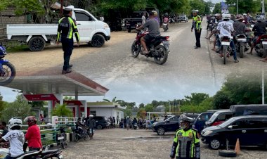 Sat-Lantas-Polres-Sabu-Raijua-Laksanakan-Gatur-di-Depan-SPBU-Roboaba