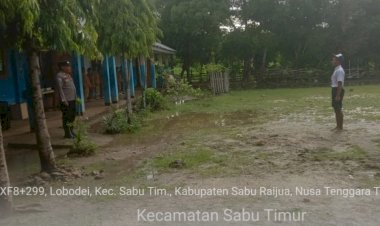 Polri-Masuk-Desa:-Bhabinkamtibmas-Polsek-Sabu-Timur-Berikan-Pembinaan-di-SMPN-2-Sabu-Timur