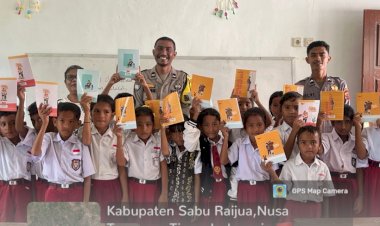 Bhabinkamtibmas-Sabu-Raijua-Bagikan-Buku-Tulis-kepada-Siswa-SD-Inpres-Gelanalalu