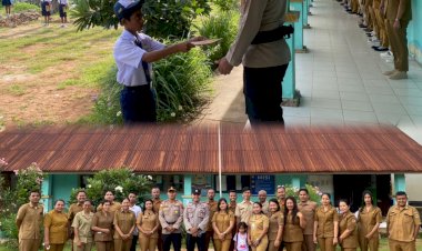 Kapolsek-Sabu-Timur-Pimpin-Upacara,-Tekankan-Disiplin-Siswa