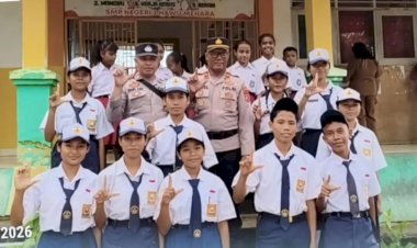 Dalam-rangka-membina-generasi-muda-serta-memperkuat-kesadaran-hukum-di-kalangan-pelajar,-Satuan-Binmas-Polres-Sabu-Raijua-melaksanakan-kegiatan-Upacara-Bendera-Program-Polisi-Masuk-Sekolah