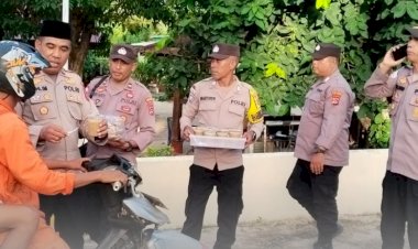 Polsek-Sabu-Barat-Laksanakan-Kegiatan-Pembagian-Takjil-Kepada-Masyarakat