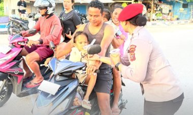 Anggota-Sat-Reskrim-Polres-Sabu-Raijua-Bagikan-Takjil-kepada-Masyarakat