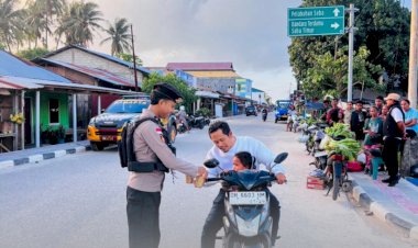 Anggota-Sat-Samapta-Polres-Sabu-Raijua-Bagikan-Takjil-kepada-Masyarakat