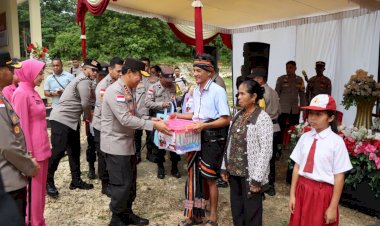 Kapolda-NTT-Berbagi-Tali-Asih-di-Peresmian-Pospol-Umbu-Ratu-Nggay-Barat,-Wujud-Semangat-“NTT-Penuh-Kasih