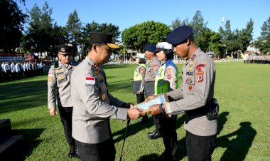Kapolda-NTT-Berikan-Penghargaan-kepada-Personel-Berprestasi,-Tekankan-Semangat-Pengabdian-dan-Integritas