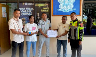 Polres-Sabu-Raijua-Serahkan-Santunan-kepada-Ahli-Waris-Korban-Kecelakaan-Lalu-Lintas