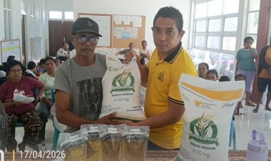 Bhabinkamtibmas-kelurahan-mebba-bersama-Lurah-Mebba-beserta-perangkat-kelurahan-melaksanakan-kegiatan-bantuan-pangan-anggaran-2026