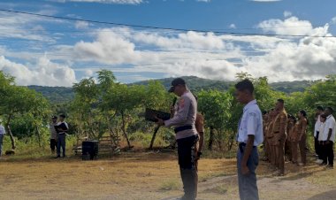 Sat-Binmas-Polres-Sabu-Raijua-Gelar-“Polisi-Masuk-Sekolah”-di-SMA-2-Sabu-Barat,-Tanamkan-Nilai-Disiplin-dan-Kesadaran-Hukum