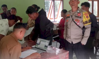 Bhabinkamtibmas-desa-Raenalulu-monitoring-penyaluran-CBP-(Cadangan-beras-pemerintah)-kepada-masyarakat 