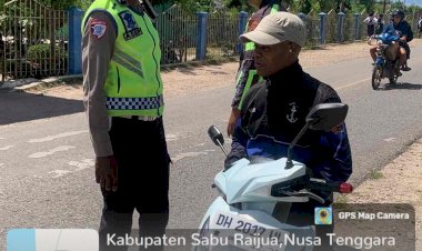 Polantas-Polres-Sabu-Raijua-menyapa,-anggota-turjagwali-lakukan-Peneguran-Simpatik-Kepada-Pengendara-sepeda-motor 