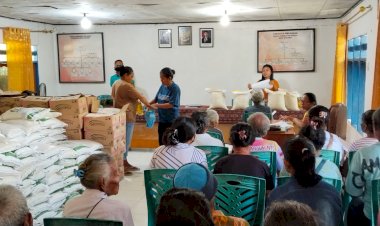 Bhabinkamtibmas-desa-Raeloro-dan-desa-Raenyale-hadiri-pembagian-beras-cadangan-pemerintah-untuk-masyarakat.