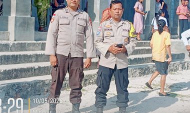 Bhabinkamtibmas-Lakukan-Pengamanan-Gereja-di-Imanuel-Ligu,-Desa-Daieko