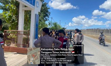 Polri-Hadir-dengan-Sentuhan-Humanis,-Anak-Sekolah-dan-Penumpang-Kapal-Merasa-Aman-di-Sabu-Raijua