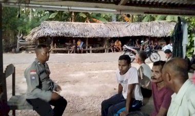 Problem-Solving-Humanis,-Bhabinkamtibmas-Polsek-Hawu-Mehara-Berhasil-Mediasi-Permasalahan-Polisi-Tidur-di-Desa-Tanajawa
