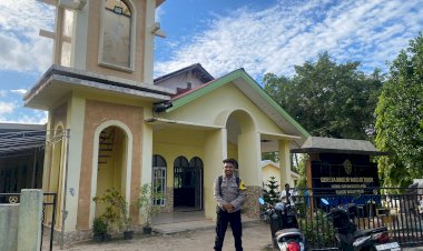 Bhabinkamtibmas-Polres-Sabu-Raijua-Hadir-di-Tengah-Jemaat,-Wujudkan-Ibadah-Aman-dan-Nyaman