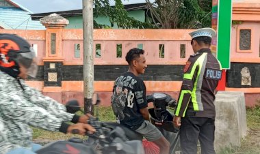 Polisi-Hadir-di-Pagi-Hari,-Satlantas-Polres-Sabu-Raijua-Bantu-Warga-Ciptakan-Jalan-Aman-dan-Lancar