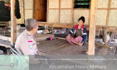 Demi-Lindungi-Anak-dari-Kekerasan-Seksual,-Kanit-Binmas-Polsek-Hawu-Mehara-Datangi-Rumah-Warga-Beri-Edukasi-Langsung