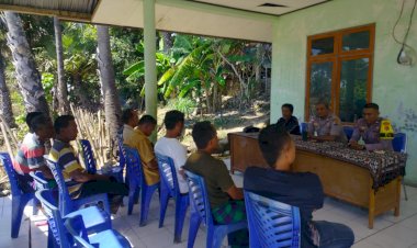 Bhabinkamtibmas-Polsek-Hawu-Mehara-Hadiri-Laporan-Dana-Desa,-Sekaligus-Edukasi-Warga-Jauhi-Miras-dan-Judi
